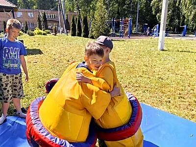 Дети участвуют в соревновании по сумо