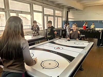 Дети играют в аэрохоккей