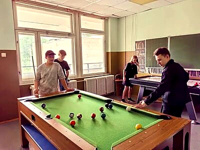 Участники третьей смены играют в бильярд
