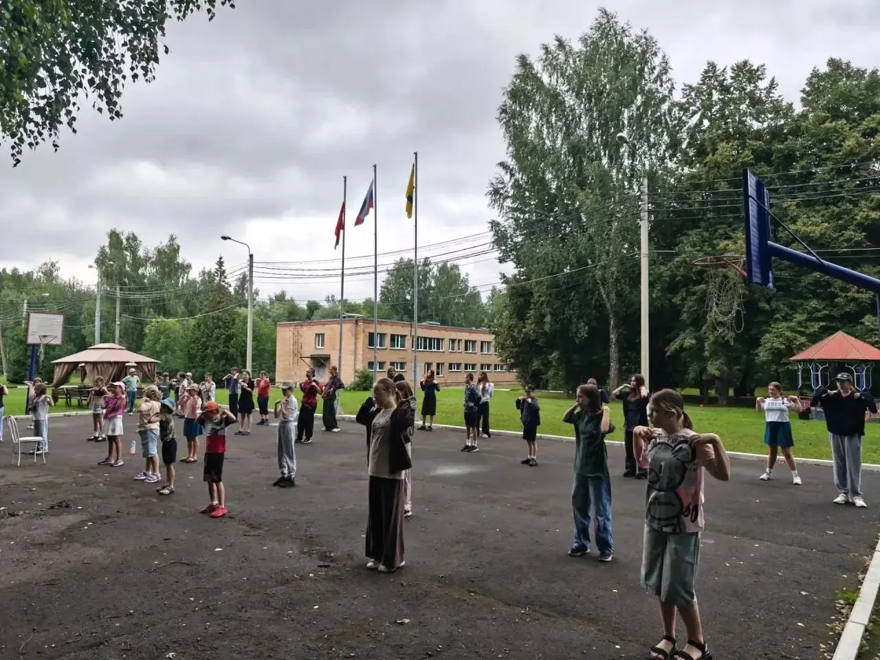 Групповая разминка участников смены на территории комплекса
